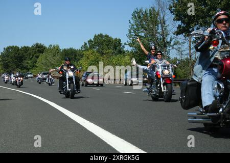 Holmdel, New Jersey - 18 settembre 2005: Motociclette viaggiano lungo la Garden State Parkway durante la Rolling Thunder Ride for Freedom Foto Stock