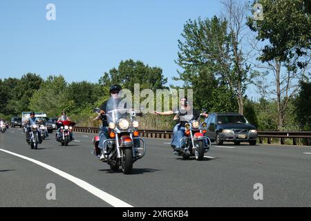 Holmdel, New Jersey - 18 settembre 2005: Motociclette viaggiano lungo la Garden State Parkway durante la Rolling Thunder Ride for Freedom Foto Stock