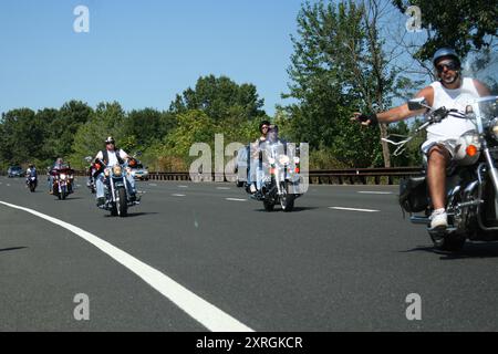 Holmdel, New Jersey - 18 settembre 2005: Motociclette viaggiano lungo la Garden State Parkway durante la Rolling Thunder Ride for Freedom Foto Stock