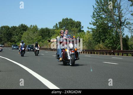 Holmdel, New Jersey - 18 settembre 2005: Motociclette viaggiano lungo la Garden State Parkway durante la Rolling Thunder Ride for Freedom Foto Stock