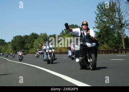 Holmdel, New Jersey - 18 settembre 2005: Motociclette viaggiano lungo la Garden State Parkway durante la Rolling Thunder Ride for Freedom Foto Stock