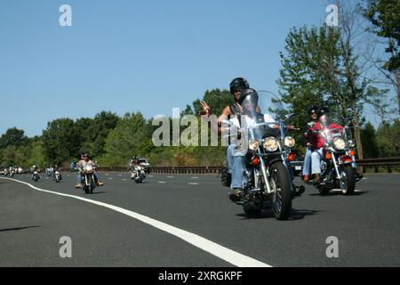 Holmdel, New Jersey - 18 settembre 2005: Motociclette viaggiano lungo la Garden State Parkway durante la Rolling Thunder Ride for Freedom Foto Stock