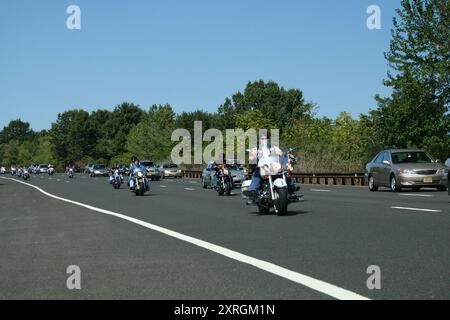 Holmdel, New Jersey - 18 settembre 2005: Motociclette viaggiano lungo la Garden State Parkway durante la Rolling Thunder Ride for Freedom Foto Stock