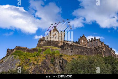 Edimburgo, Regno Unito. 10 agosto 2024 nella foto: Le frecce rosse sorvolano il castello di Edimburgo all'inizio di uno spettacolo del Royal Edinburgh Military Tattoo. Crediti: Rich Dyson/Alamy Live News Foto Stock