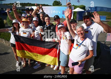 Parigi, Francia. 10 agosto 2024. Giochi Olimpici, Parigi 2024, golf, single, donne, 4° round, Esther Henseleit (M) dalla Germania celebra la sua medaglia d'argento con familiari e amici dopo la cerimonia di premiazione. L'amica e caddie Reece Phillips alla sua destra. Madre Iris (quarta da sinistra), padre Horst (a destra), sorella Feli (terza da sinistra), sorella Imra (seconda da sinistra) e manager Christian Reimbold (a sinistra di Esther Henseleit). Crediti: Jan Woitas/dpa/Alamy Live News Foto Stock