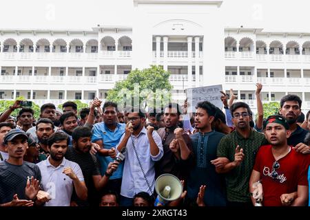 Dacca, Bangladesh. 10 agosto 2024. I manifestanti si riuniscono presso la sede dell'alta Corte chiedendo le dimissioni di Obaidul Hassan, capo della giustizia del Bangladesh a Dacca, il 10 agosto 2024. (Credit Image: © Suvra Kanti Das/ZUMA Press Wire) SOLO PER USO EDITORIALE! Non per USO commerciale! Foto Stock