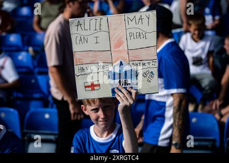 Birmingham, Regno Unito. 10 agosto 2024; St. Andrew's @ Knighthead Park, Birmingham, Inghilterra, EFL League One football, Birmingham City contro Reading FC; Un tifoso di Birmingham suona un sospiro chiedendo la maglia di Alfie May of Birmingham Credit: Action Plus Sports Images/Alamy Live News Credit: Action Plus Sports Images/Alamy Live News Foto Stock