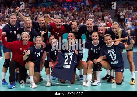 Lille, Francia. 10 agosto 2024. I giocatori di Norvegia festeggiano dopo la medaglia d'oro femminile di pallamano tra Norvegia e Francia ai Giochi Olimpici di Parigi 2024 a Lille, in Francia, il 10 agosto 2024. Crediti: Meng Dingbo/Xinhua/Alamy Live News Foto Stock
