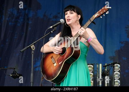 Williamscot, Regno Unito. 10 agosto 2024. La chitarra folk inglese e la cantante Hannah Sanders si esibiscono dal vivo sul palco della Cropredy Convention di Fairport. Credito: SOPA Images Limited/Alamy Live News Foto Stock
