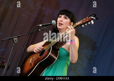 Williamscot, Regno Unito. 10 agosto 2024. La chitarra folk inglese e la cantante Hannah Sanders si esibiscono dal vivo sul palco della Cropredy Convention di Fairport. Credito: SOPA Images Limited/Alamy Live News Foto Stock