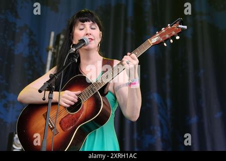 Williamscot, Regno Unito. 10 agosto 2024. La chitarra folk inglese e la cantante Hannah Sanders si esibiscono dal vivo sul palco della Cropredy Convention di Fairport. Credito: SOPA Images Limited/Alamy Live News Foto Stock