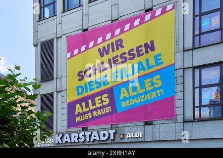 Augusta, Baviera, Germania - 10 agosto 2024: Il negozio Karstadt di Augusta pubblicizza vendite e sconti prima della sua imminente chiusura a causa dell'insolvenza della Galeria Kaufhof, con striscioni accattivanti che annunciano la vendita di liquidazione *** Karstadt-Filiale ad Augusta wirbt mit Schlussverkauf und Rabatten vor ihrer bevorstehenden Schließung aufgrund der Insolvenz von Galeria Kaufhof, mit auffälligen Bannern, die den Räumungsverkauf ankündigen Foto Stock