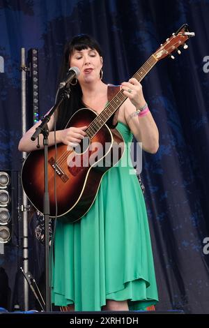 Williamscot, Regno Unito. 10 agosto 2024. La chitarra folk inglese e la cantante Hannah Sanders si esibiscono dal vivo sul palco della Cropredy Convention di Fairport. Credito: SOPA Images Limited/Alamy Live News Foto Stock