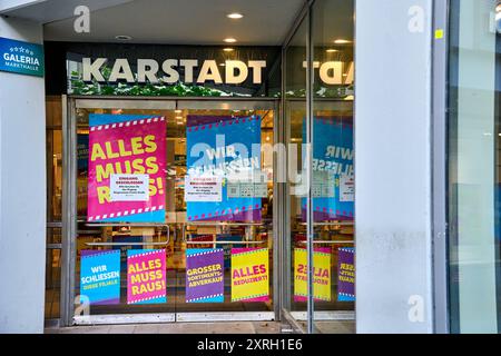 Augusta, Baviera, Germania - 10 agosto 2024: Il negozio Karstadt di Augusta pubblicizza vendite e sconti prima della sua imminente chiusura a causa dell'insolvenza della Galeria Kaufhof, con striscioni accattivanti che annunciano la vendita di liquidazione *** Karstadt-Filiale ad Augusta wirbt mit Schlussverkauf und Rabatten vor ihrer bevorstehenden Schließung aufgrund der Insolvenz von Galeria Kaufhof, mit auffälligen Bannern, die den Räumungsverkauf ankündigen Foto Stock