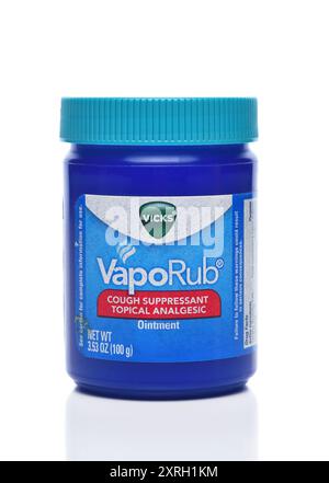 IRVINE, CALIFORNIA - 8 agosto 2024: Un vaso di Vicks VapoRub, unguento analgesico tossiano. Foto Stock