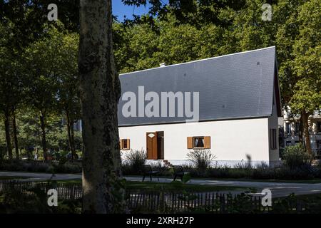 Le Havre 10082024 - Erwin Wurms NARROW HOUSE, 2010, ist auf dem Square Claude Erignac a le Havre, Frankreich, installiert und wurde am 24. Juni 2022 der Oeffentlichkeit zugaenglich gemacht. Wurm Hat bereits mehrere Modelle dieses Werks hergestellt, aber dies ist die einzige permanente Außeninstallation von NARROW HOUSE. DAS Bauwerk ist eine Neuinterpretation von Wurms Elternhaus, einem typischen Vorstadthaus aus den 1960er-Jahren, das von einem bewaldeten, landschaftlich gestalteten Garten in le Havre umgeben ist, der den Eindruck eines Wohnviertels vermittelt. Le Havre ist eine Stadt im Nor Foto Stock