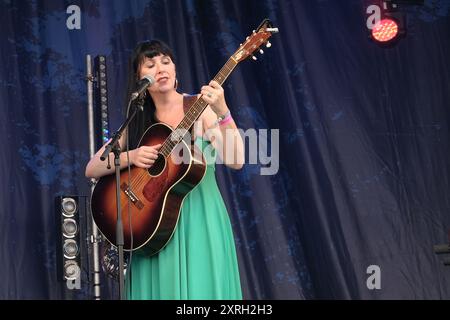 Williamscot, Regno Unito. 10 agosto 2024. La chitarra folk inglese e la cantante Hannah Sanders si esibiscono dal vivo sul palco della Cropredy Convention di Fairport. (Foto di Dawn Fletcher-Park/SOPA Images/Sipa USA) credito: SIPA USA/Alamy Live News Foto Stock