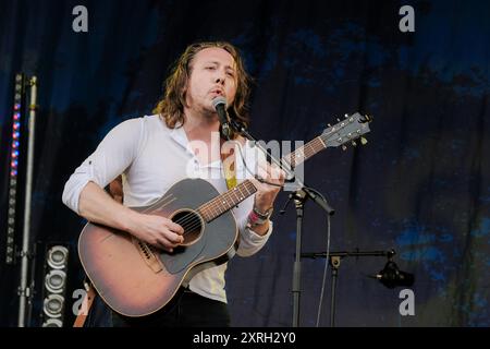 Williamscot, Regno Unito. 10 agosto 2024. La chitarra folk inglese e il cantante Ben Savage si esibiscono dal vivo sul palco della Cropredy Convention di Fairport. (Foto di Dawn Fletcher-Park/SOPA Images/Sipa USA) credito: SIPA USA/Alamy Live News Foto Stock