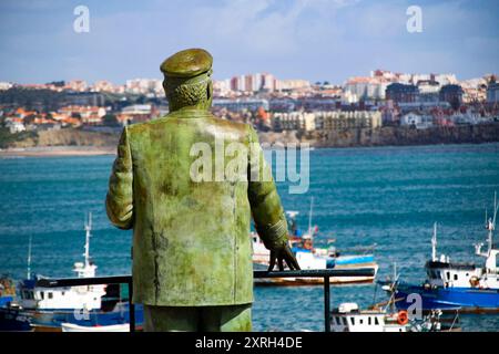 Cascais, Portogallo. Vista di Cascais dal lungomare con una statua marinara. 22 marzo 2017 Foto Stock