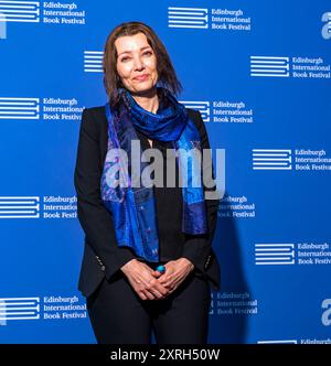 Edimburgo, Scozia, Regno Unito, 10 agosto 2024. Edinburgh International Book Festival: Elif Shafak's, autore nominato al Booker Prize di The Island of Missing Trees Laws There Are Rivers in the Sky al festival del libro di oggi. Crediti: Sally Anderson/Alamy Live News Foto Stock