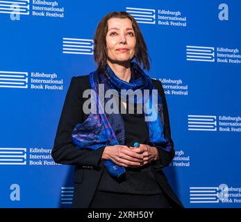 Edimburgo, Scozia, Regno Unito, 10 agosto 2024. Edinburgh International Book Festival: Elif Shafak's, autore nominato al Booker Prize di The Island of Missing Trees Laws There Are Rivers in the Sky al festival del libro di oggi. Crediti: Sally Anderson/Alamy Live News Foto Stock