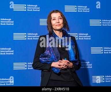Edimburgo, Scozia, Regno Unito, 10 agosto 2024. Edinburgh International Book Festival: Elif Shafak's, autore nominato al Booker Prize di The Island of Missing Trees Laws There Are Rivers in the Sky al festival del libro di oggi. Crediti: Sally Anderson/Alamy Live News Foto Stock