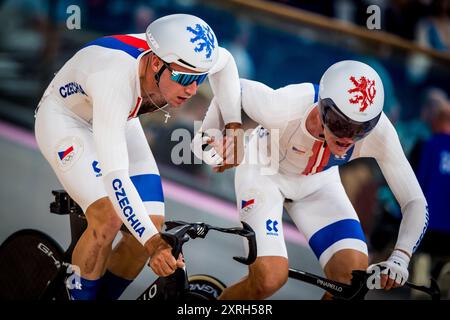Saint Quentin EN Yvelines, Francia. 10 agosto 2024. Jan Vones, Left, e Denis Rugovac della Repubblica Ceca competono nella Cycling Track, nella finale maschile di Madison ai Giochi Olimpici di Saint-Quentin-en-Yvelines, in Francia, 10 agosto 2024. Crediti: Jaroslav Svoboda/CTK Photo/Alamy Live News Foto Stock