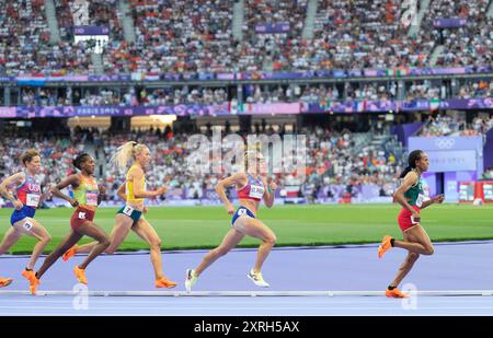 Parigi, Francia. 10 agosto 2024. Faith Kipyegon del Kenya (R) guida le runner nella finale femminile dei 1500 m durante la gara di atletica leggera dei Giochi Olimpici di Parigi 2024 allo Stade de France di Parigi, in Francia, sabato 10 agosto 2024. Kipyegon ha vinto la medaglia d'oro, Jessica Hull dell'Australia ha vinto l'argento e Georgia Bell della Gran Bretagna ha vinto il bronzo. Foto di Paul Hanna/UPI. Crediti: UPI/Alamy Live News Foto Stock