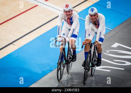 Saint Quentin EN Yvelines, Francia. 10 agosto 2024. Denis Rugovac, Left e Jan Vones della Repubblica Ceca gareggiano nella Cycling Track, nella finale maschile di Madison ai Giochi Olimpici di Saint-Quentin-en-Yvelines, in Francia, 10 agosto 2024. Crediti: Jaroslav Svoboda/CTK Photo/Alamy Live News Foto Stock