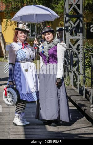 Henrichenburg, Waltrop, Germania. 10 agosto 2024. I fan dello steampunk, i gruppi e i visitatori, molti in costumi d'epoca retrò-futuristica o vittoriana, si divertiranno il primo giorno dell'annuale festival e mercato del Giubileo di Steampunk. Quest'anno, il festival coincide con il 125° anniversario dello storico impianto di risalita di Henrichenburg Boat Lift, sito patrimonio industriale lungo il canale Dortmund-EMS. Crediti: Imageplotter/Alamy Live News Foto Stock