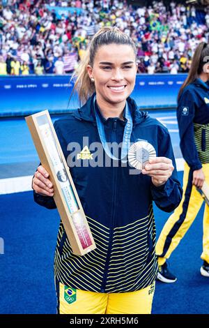 Parigi, Francia. 10 agosto 2024. Tamiris del Brasile con medaglia d'argento dopo aver perso la medaglia d'oro di calcio femminile tra Brasile e Stati Uniti ai Giochi Olimpici di Parigi 2024 al Parc des Princes di Parigi, Francia. (Richard Callis/SPP) credito: SPP Sport Press Photo. /Alamy Live News Foto Stock