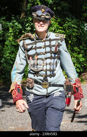 Henrichenburg, Waltrop, Germania. 10 agosto 2024. I fan dello steampunk, i gruppi e i visitatori, molti in costumi d'epoca retrò-futuristica o vittoriana, si divertiranno il primo giorno dell'annuale festival e mercato del Giubileo di Steampunk. Quest'anno, il festival coincide con il 125° anniversario dello storico impianto di risalita di Henrichenburg Boat Lift, sito patrimonio industriale lungo il canale Dortmund-EMS. Crediti: Imageplotter/Alamy Live News Foto Stock