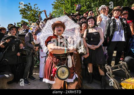 Henrichenburg, Waltrop, Germania. 10 agosto 2024. I fan dello steampunk, i gruppi e i visitatori, molti in costumi d'epoca retrò-futuristica o vittoriana, si divertiranno il primo giorno dell'annuale festival e mercato del Giubileo di Steampunk. Quest'anno, il festival coincide con il 125° anniversario dello storico impianto di risalita di Henrichenburg Boat Lift, sito patrimonio industriale lungo il canale Dortmund-EMS. Crediti: Imageplotter/Alamy Live News Foto Stock