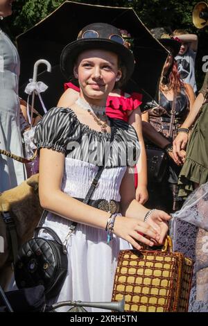 Henrichenburg, Waltrop, Germania. 10 agosto 2024. I fan dello steampunk, i gruppi e i visitatori, molti in costumi d'epoca retrò-futuristica o vittoriana, si divertiranno il primo giorno dell'annuale festival e mercato del Giubileo di Steampunk. Quest'anno, il festival coincide con il 125° anniversario dello storico impianto di risalita di Henrichenburg Boat Lift, sito patrimonio industriale lungo il canale Dortmund-EMS. Crediti: Imageplotter/Alamy Live News Foto Stock