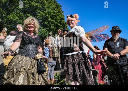 Henrichenburg, Waltrop, Germania. 10 agosto 2024. I fan dello steampunk, i gruppi e i visitatori, molti in costumi d'epoca retrò-futuristica o vittoriana, si divertiranno il primo giorno dell'annuale festival e mercato del Giubileo di Steampunk. Quest'anno, il festival coincide con il 125° anniversario dello storico impianto di risalita di Henrichenburg Boat Lift, sito patrimonio industriale lungo il canale Dortmund-EMS. Crediti: Imageplotter/Alamy Live News Foto Stock