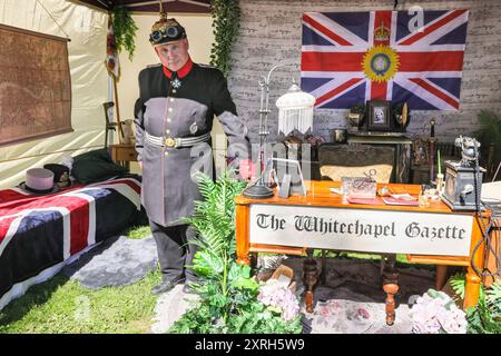 Henrichenburg, Waltrop, Germania. 10 agosto 2024. I fan dello steampunk, i gruppi e i visitatori, molti in costumi d'epoca retrò-futuristica o vittoriana, si divertiranno il primo giorno dell'annuale festival e mercato del Giubileo di Steampunk. Quest'anno, il festival coincide con il 125° anniversario dello storico impianto di risalita di Henrichenburg Boat Lift, sito patrimonio industriale lungo il canale Dortmund-EMS. Crediti: Imageplotter/Alamy Live News Foto Stock