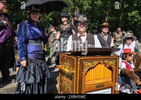 Henrichenburg, Waltrop, Germania. 10 agosto 2024. I fan dello steampunk, i gruppi e i visitatori, molti in costumi d'epoca retrò-futuristica o vittoriana, si divertiranno il primo giorno dell'annuale festival e mercato del Giubileo di Steampunk. Quest'anno, il festival coincide con il 125° anniversario dello storico impianto di risalita di Henrichenburg Boat Lift, sito patrimonio industriale lungo il canale Dortmund-EMS. Crediti: Imageplotter/Alamy Live News Foto Stock