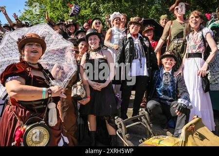 Henrichenburg, Waltrop, Germania. 10 agosto 2024. I fan dello steampunk, i gruppi e i visitatori, molti in costumi d'epoca retrò-futuristica o vittoriana, si divertiranno il primo giorno dell'annuale festival e mercato del Giubileo di Steampunk. Quest'anno, il festival coincide con il 125° anniversario dello storico impianto di risalita di Henrichenburg Boat Lift, sito patrimonio industriale lungo il canale Dortmund-EMS. Crediti: Imageplotter/Alamy Live News Foto Stock