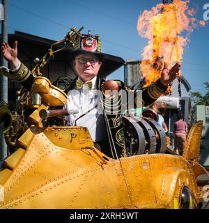 Henrichenburg, Waltrop, Germania. 10 agosto 2024. I fan dello steampunk, i gruppi e i visitatori, molti in costumi d'epoca retrò-futuristica o vittoriana, si divertiranno il primo giorno dell'annuale festival e mercato del Giubileo di Steampunk. Quest'anno, il festival coincide con il 125° anniversario dello storico impianto di risalita di Henrichenburg Boat Lift, sito patrimonio industriale lungo il canale Dortmund-EMS. Crediti: Imageplotter/Alamy Live News Foto Stock