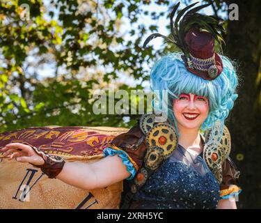 Henrichenburg, Waltrop, Germania. 10 agosto 2024. I fan dello steampunk, i gruppi e i visitatori, molti in costumi d'epoca retrò-futuristica o vittoriana, si divertiranno il primo giorno dell'annuale festival e mercato del Giubileo di Steampunk. Quest'anno, il festival coincide con il 125° anniversario dello storico impianto di risalita di Henrichenburg Boat Lift, sito patrimonio industriale lungo il canale Dortmund-EMS. Crediti: Imageplotter/Alamy Live News Foto Stock