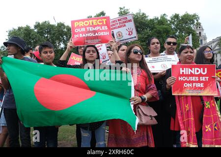 Londra, Regno Unito, 10 agosto 2024. Gli indù anglo-bengalesi e i loro sostenitori si sono riuniti nella piazza del Parlamento per evidenziare la situazione in seguito alle dimissioni del primo ministro Sheikh Hasina lunedì, dove alcuni hanno subito violenze e intimidazioni estreme nel paese a maggioranza musulmana. Credito: Fotografia dell'undicesima ora/Alamy Live News Foto Stock