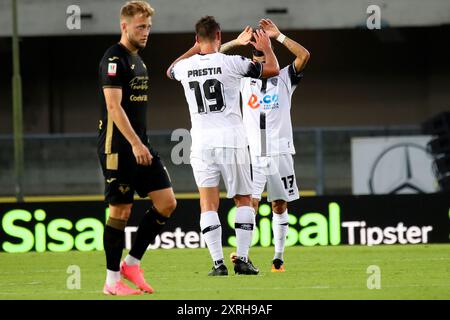 Verona, Italia. 10 agosto 2024. Cesena festeggia il termine, in azione durante la Frecciarossa Coppa Italia 2024/25 partita di calcio tra Hellas Verona e Cesena allo Stadio Marcantonio Bentegodi, Nord Est Italia - sabato 10 agosto 2024. Sport - calcio (foto di Paola Garbuioi/Lapresse) credito: LaPresse/Alamy Live News Foto Stock