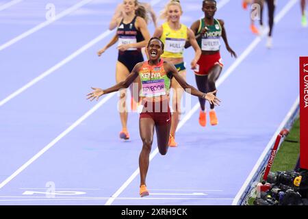 Parigi, Francia, 10 agosto 2024. Faith Kipyegon del Kenya vince l'oro durante la finale femminile dei 1500 m, ai Giochi Olimpici di Parigi 2024 allo Stade de France il 10 agosto 2024 a Parigi, in Francia. Crediti: Pete Dovgan/Speed Media/Alamy Live News Foto Stock