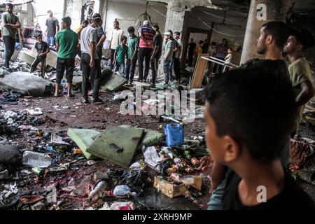 Gaza, Gaza. 10 agosto 2024. I palestinesi cercano vittime dopo uno sciopero israeliano che ha ucciso più di 100 persone in una scuola che ospita i palestinesi sfollati. Una fonte medica ha detto, a Gaza City, sabato 10 agosto 2024. Foto di Mahmoud Zaki/UPI credito: UPI/Alamy Live News Foto Stock