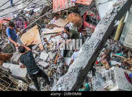 Gaza, Gaza. 10 agosto 2024. I palestinesi cercano vittime dopo uno sciopero israeliano che ha ucciso più di 100 persone in una scuola che ospita i palestinesi sfollati. Una fonte medica ha detto, a Gaza City, sabato 10 agosto 2024. Foto di Mahmoud Zaki/UPI credito: UPI/Alamy Live News Foto Stock