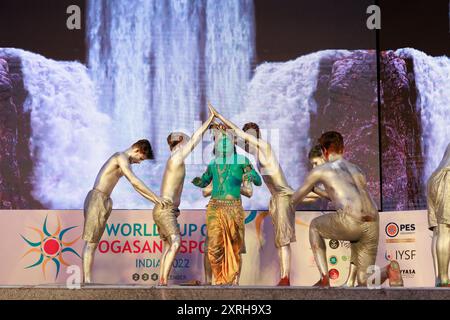 Le storie di Lord Krishna di Mahabharata si sono svolte in forma di danza all'inaugurazione del WCYS 2022 organizzato da IYSF a S-VYASA, Bangalore, India Foto Stock