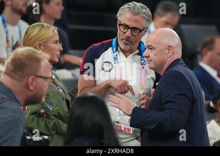Parigi, Francia. 10 agosto 2024. Gianni Infantino (R) presidente della FIFA in tribuna prima dell'inizio della partita di medaglia d'oro di pallacanestro tra Stati Uniti e Francia durante i Giochi Olimpici di Parigi 2024 alla Bercy Arena di Parigi, in Francia, sabato 10 agosto 2024. Foto di Richard Ellis/UPI credito: UPI/Alamy Live News Foto Stock