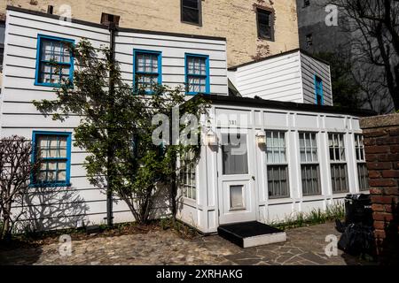 Affascinante fattoria in legno risalente a 200 anni fa ex casa di Margaret Wise Brown al 121 di Charles Street nel West Village, New York, New York, Stati Uniti Foto Stock