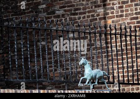 Galloping Horse Sculpture sulla 10th Street nel Greenwich Village, New York City, NY, USA Foto Stock
