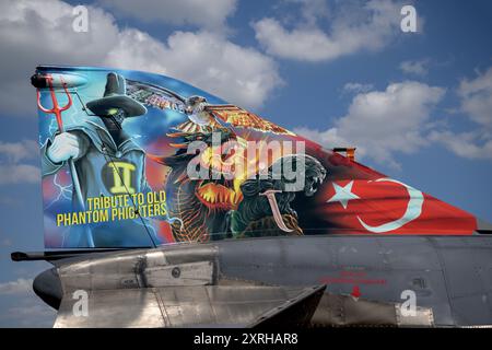 Turkish Air Force, McDonnell Douglas F-4E Phantom con speciali disegni di coda sulla linea statica del Royal International Air Tattoo Foto Stock